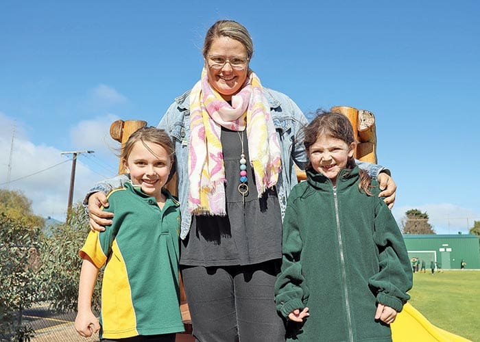 Country teaching incentives to stay