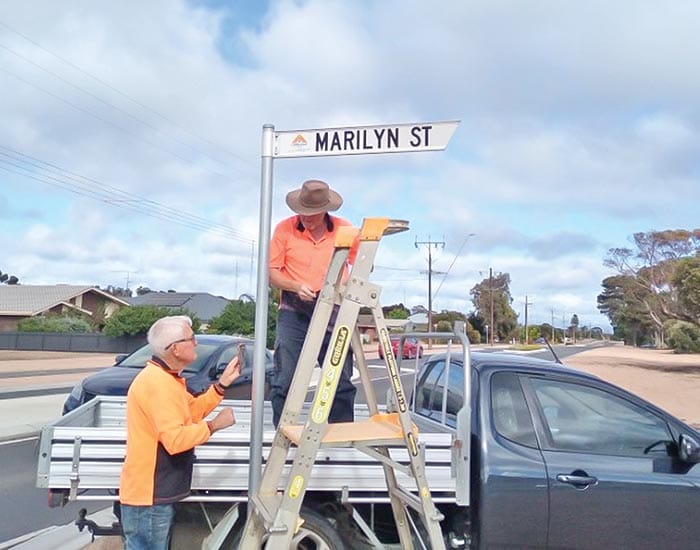 Moonta street sign icons update