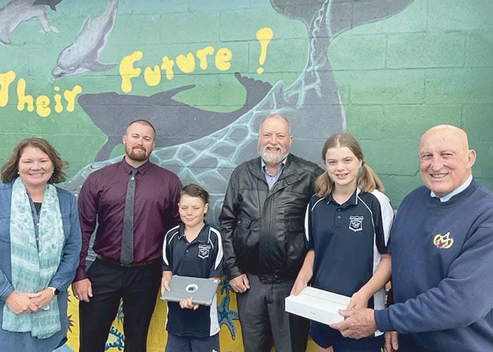 Ardrossan Freemasons give iPads to Stansbury Primary School students