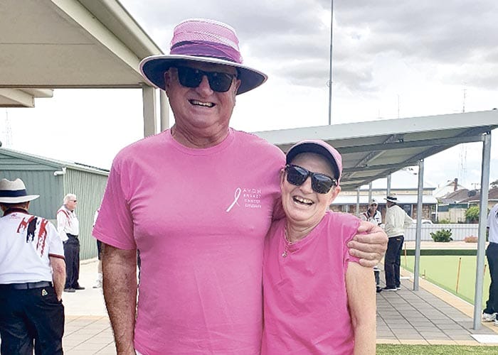 Bowlers donate to Pink Round