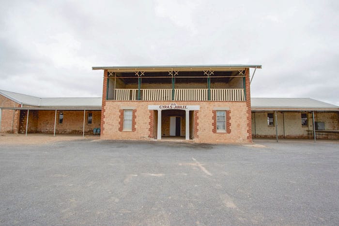 Restoration works on Minlaton building