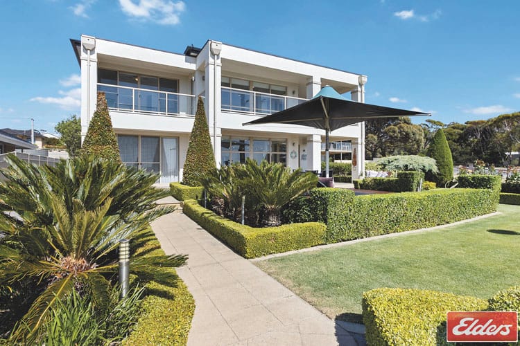 Seafront living in prime location