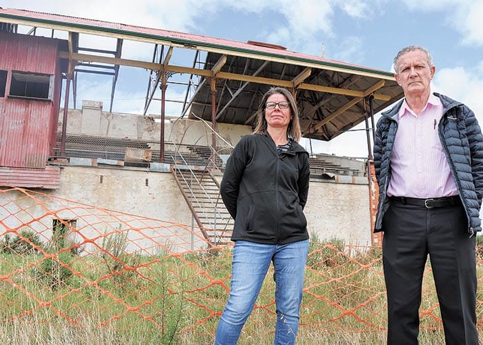 Grandstand neighs an end