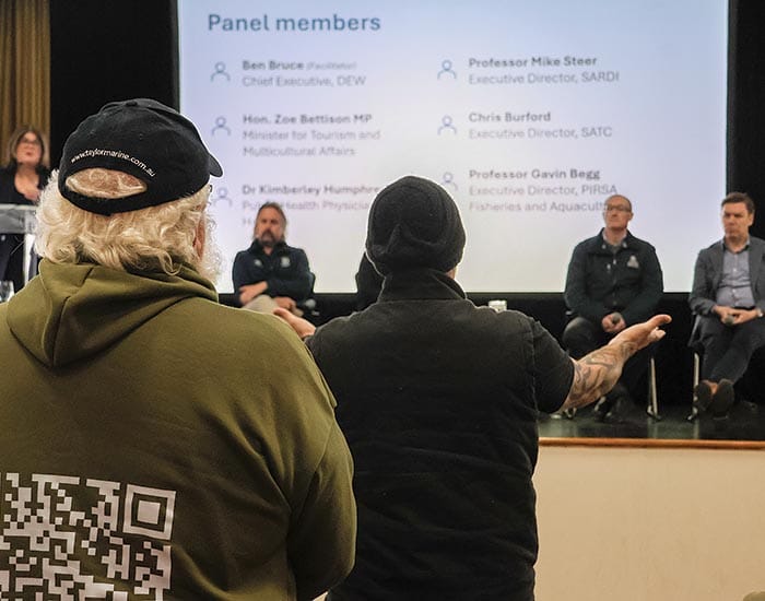 Frustration boils over at algae forum