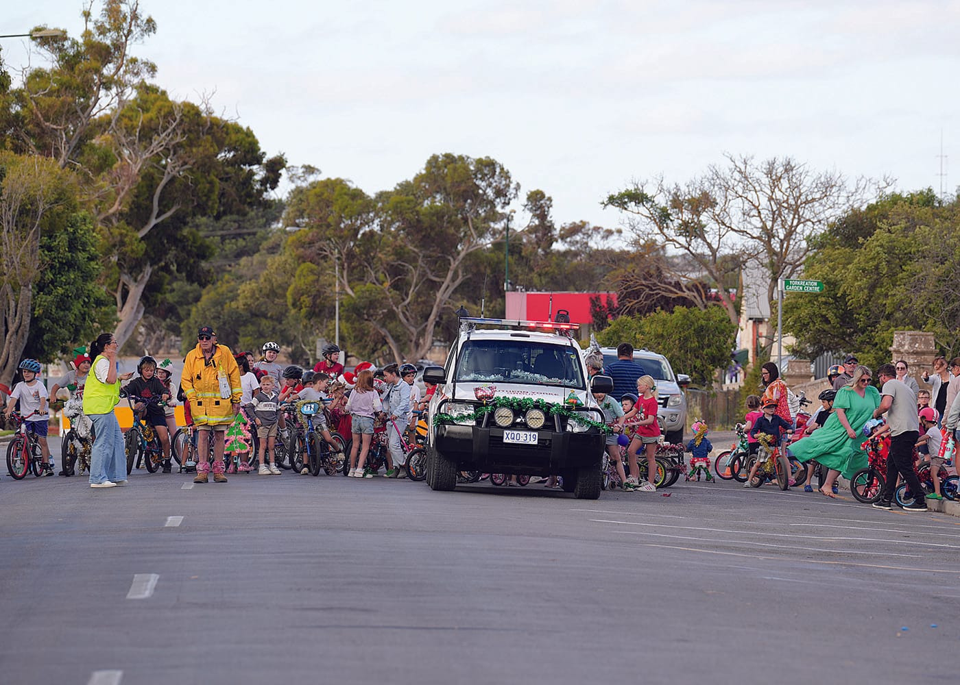 Crowds line Minlaton’s Main Street for Christmas Eve parade
