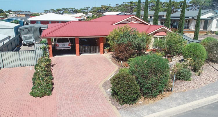 Many comforts in this easy-care home post image