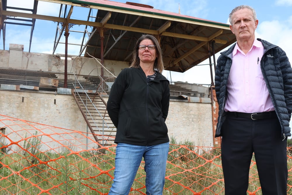 Grandstand neighs its end post image