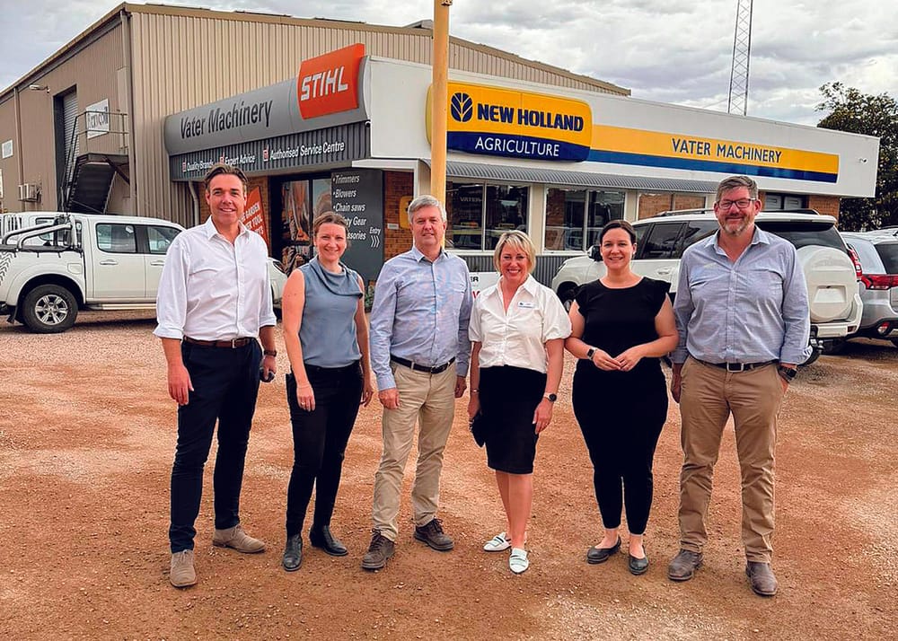 Pollies discuss algal bloom and YP roads post image